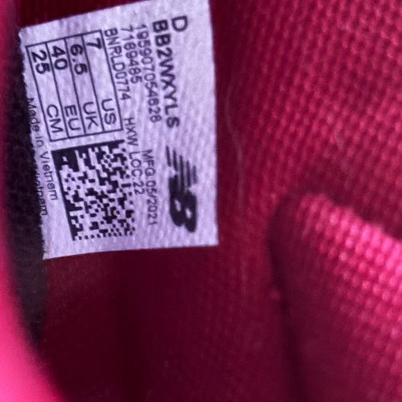 Red New Balance TWO WXY LOW mens size 7. Like new-perfect condition - Picture 7 of 7